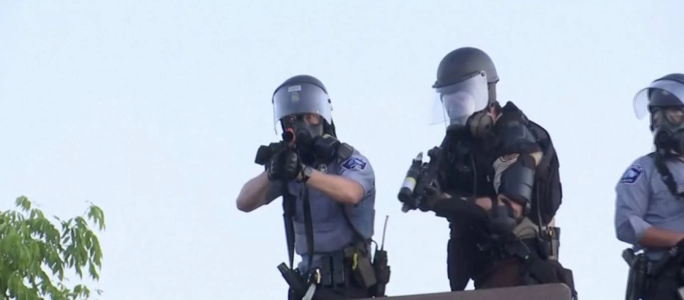 ΗΠΑ: Διώκεται αστυνομικός για τον θάνατο μαύρου άνδρα που έβγαινε μέσα από γκαράζ φίλου του